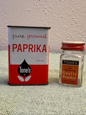 UPDATED Listing! Vintage Garlic Powder Bottle & Paprika Spice Tin Des Moines, IA